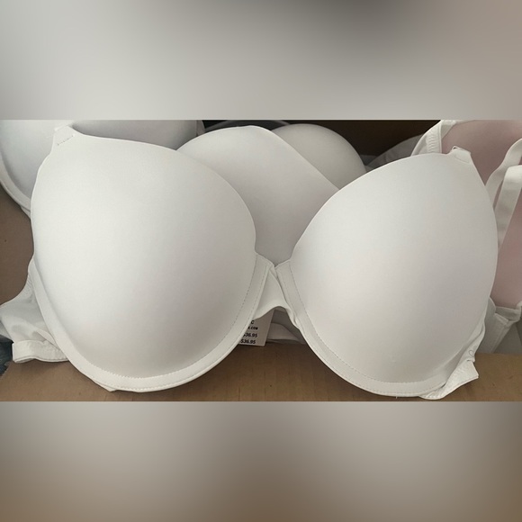 VS PINK NWT Victoria Secret Bra Size 38C - Picture 1 of 2